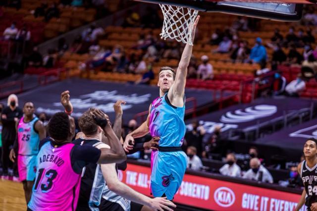 开云官网-替补回暖热火赛季双杀马刺 阿德巴约：继续向前冲